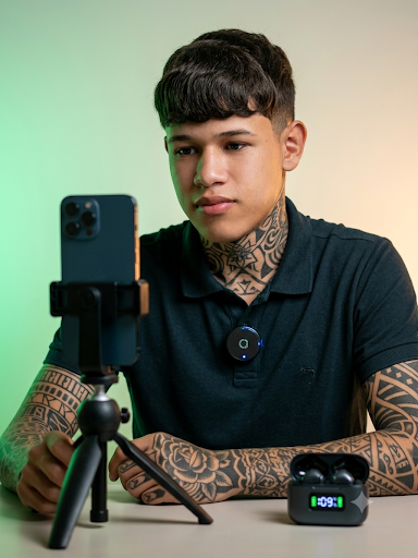 Micrófono Inalámbrico Solapero Magnético Q8 — Doble Transmisor y Audio Profesional 48kHz